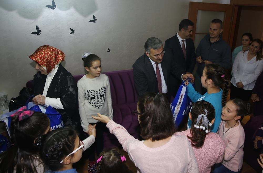 vali ayyildiz ve bayan ayyildiz sevgi evi ziyareti gerceklestirdiler